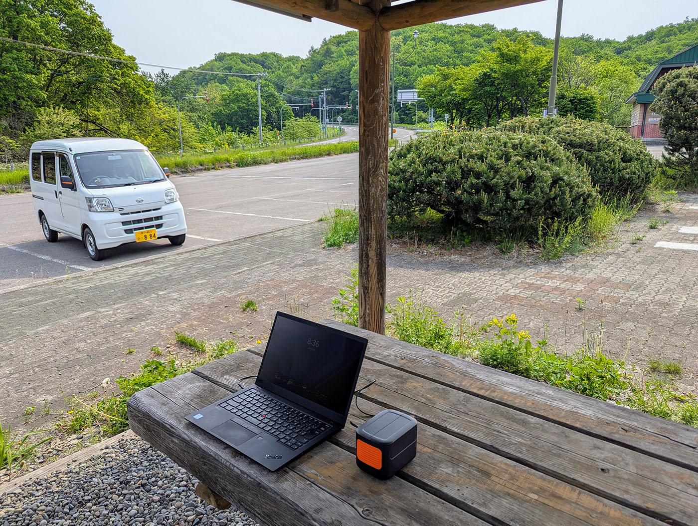 展望台での車とパソコン