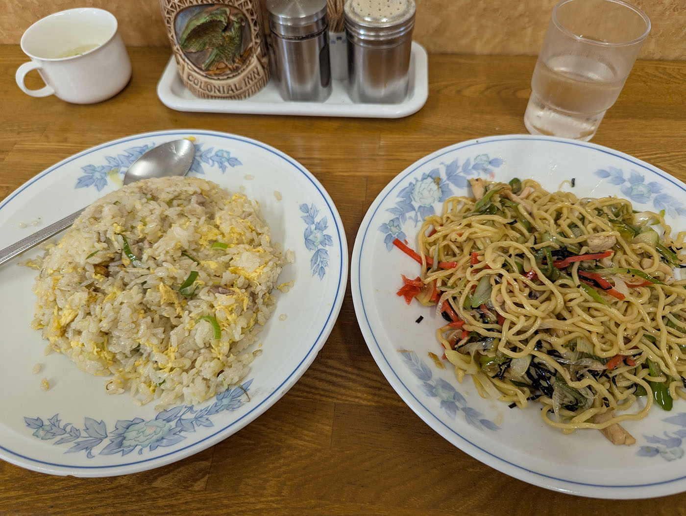 火車のチャーハンと油そば
