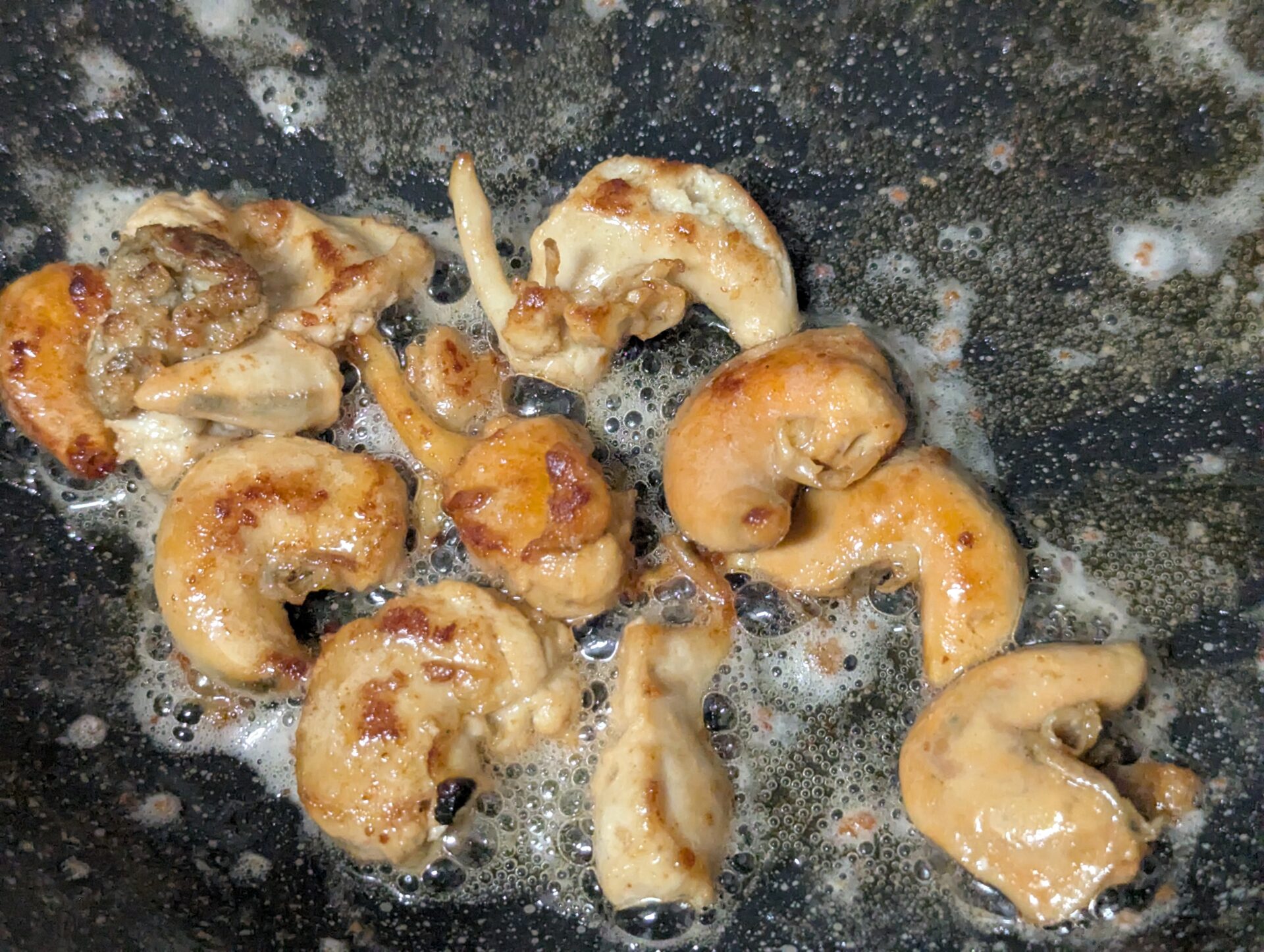 フライパンで香ばしく焼き上げられるホタテ子。バターの泡と焼き色が食欲をそそる。