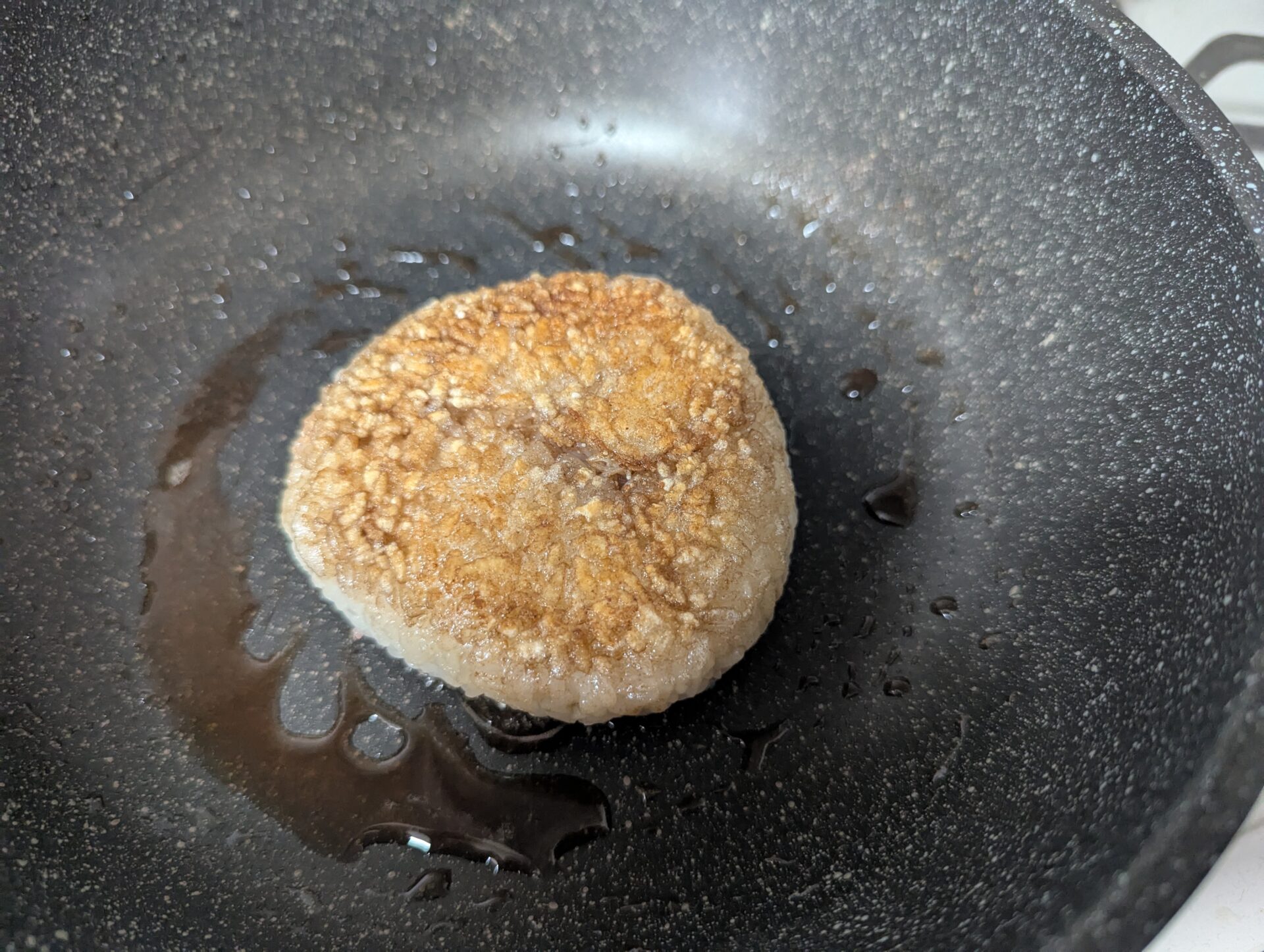 フライパンで香ばしく焼き上げたもち米おにぎりの裏面。こんがりとした焼き色が香ばしい。