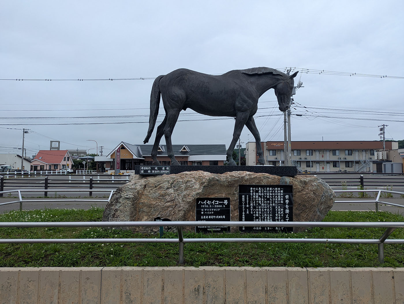 北海道・新冠町に建つ「ハイセイコー号」の銅像。名馬として知られるハイセイコー号が静かに頭を垂れ、功績を讃える説明板が添えられている。