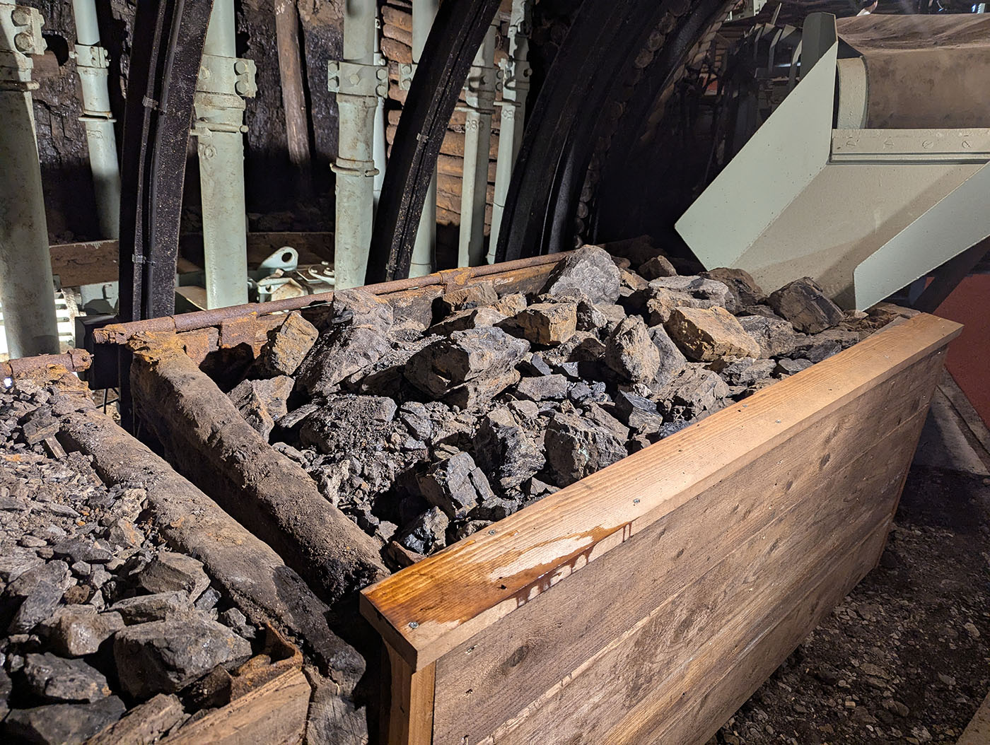 夕張石炭博物館の坑道に置かれた石炭の積まれた木箱