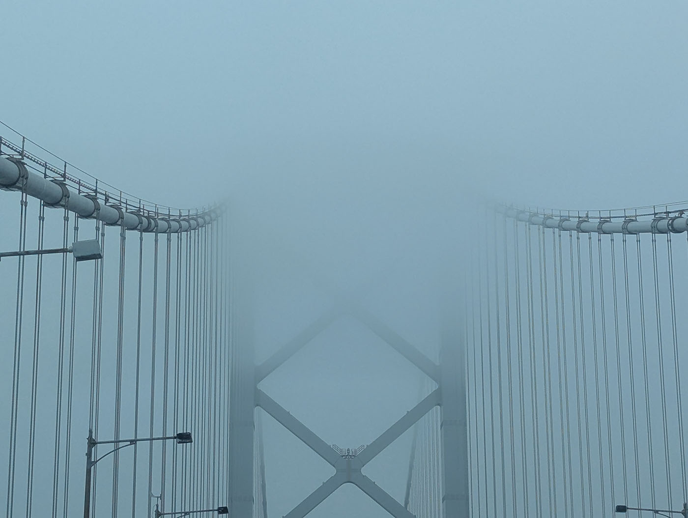 霧に包まれた明石海峡大橋を走行中の風景(2025年3月撮影)