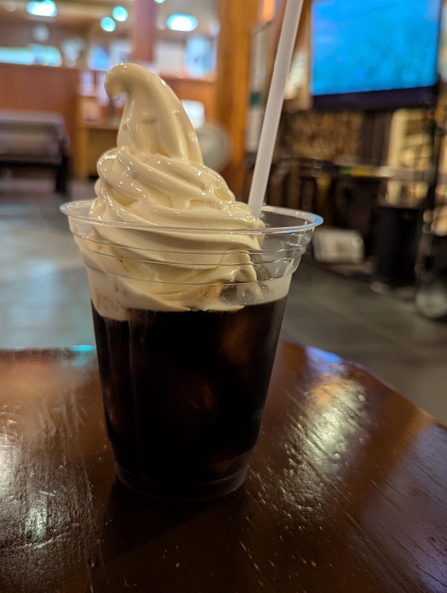 ビジターズラウンジのカフェで提供されるコーヒーフロート