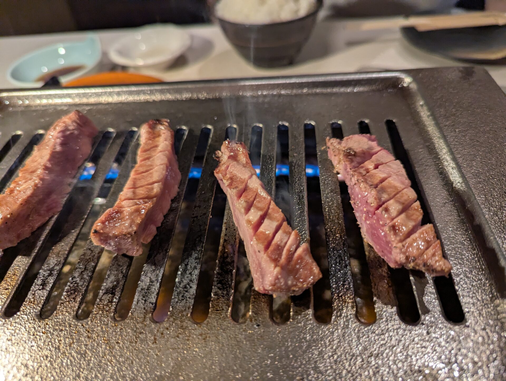 焼肉を鉄板で焼く