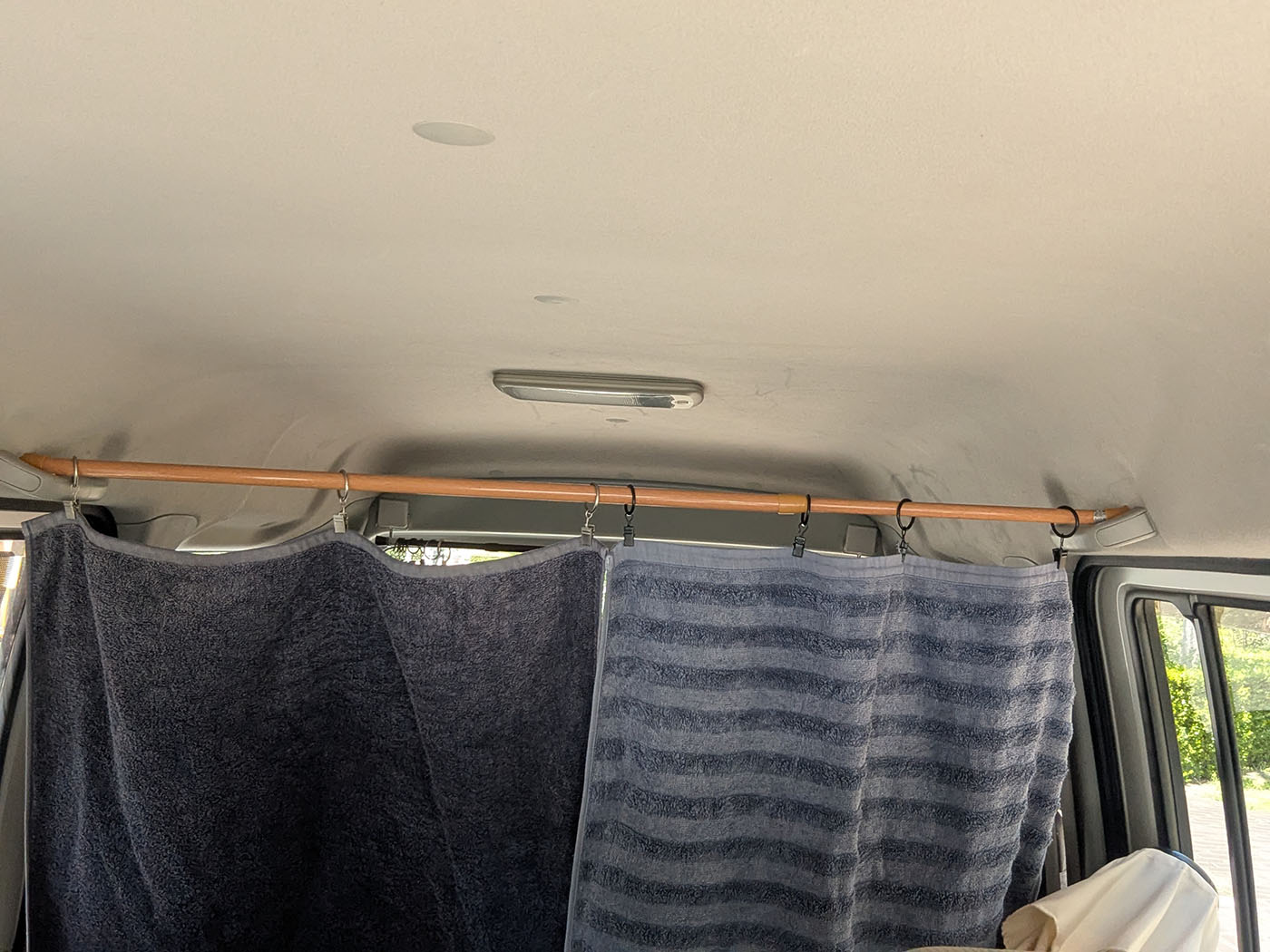 突っ張り棒と厚手のバスタオルで荷台と運転席を仕切った様子