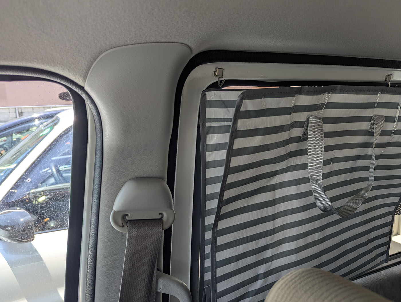 後部座席の窓に設置したボーダー柄のランドリーバッグ遮光カーテン