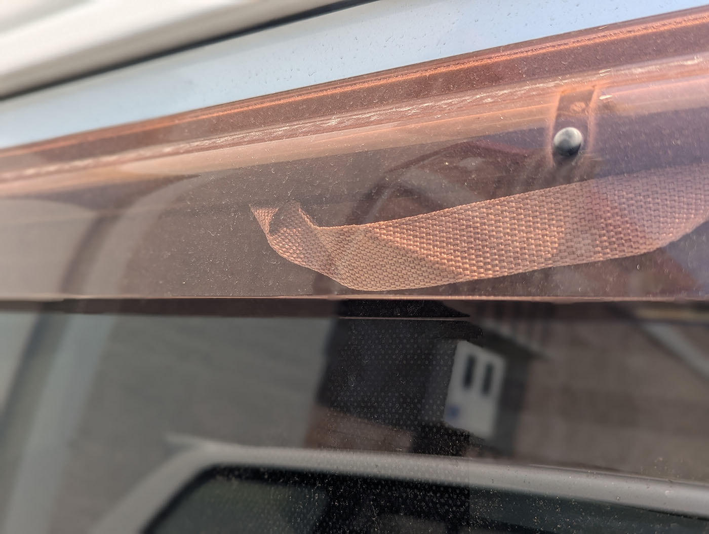 ドアバイザーの内側に収めたランドリーバッグの取っ手のアップ