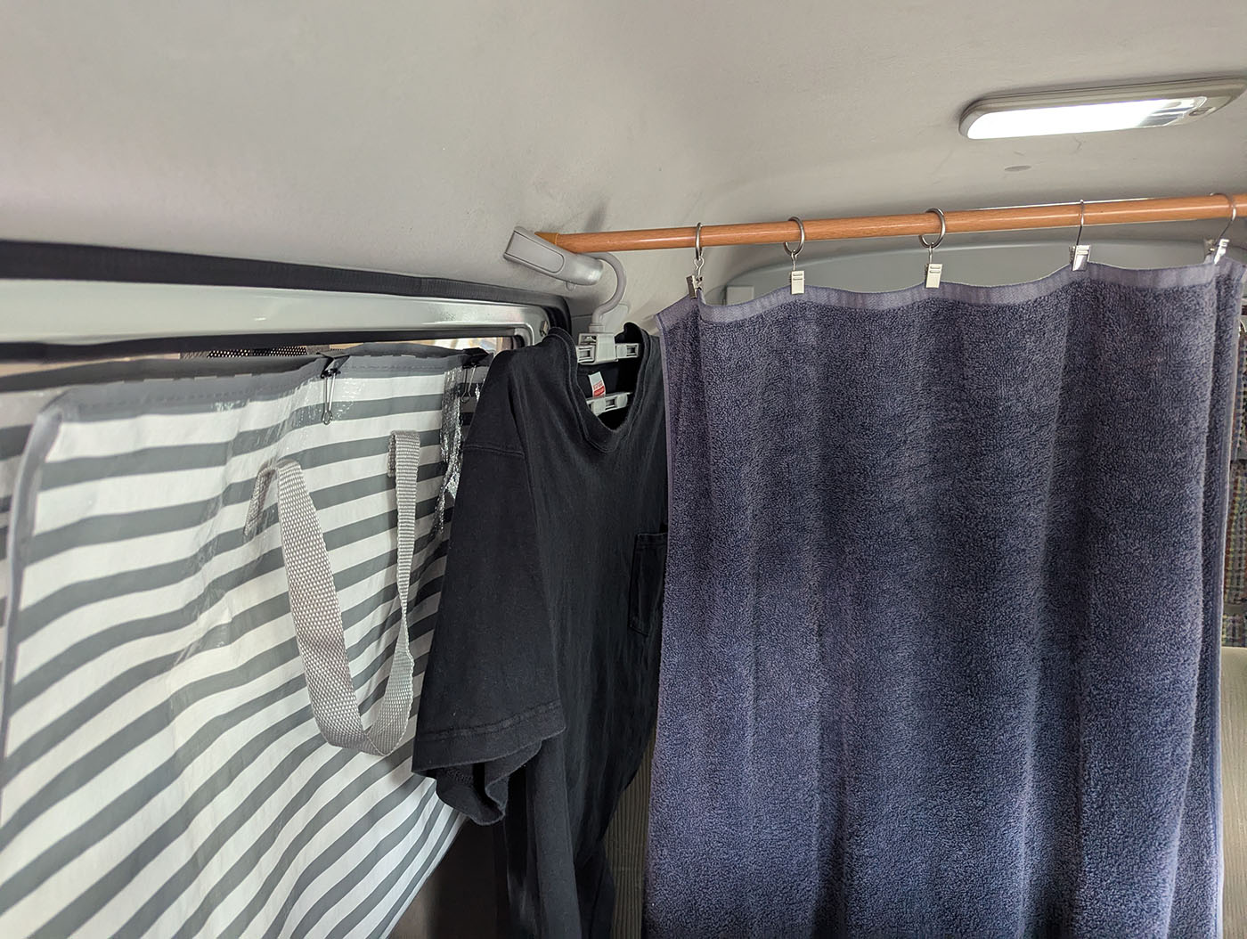 後部座席に取り付けた突っ張り棒とハンガーに掛けられたTシャツ