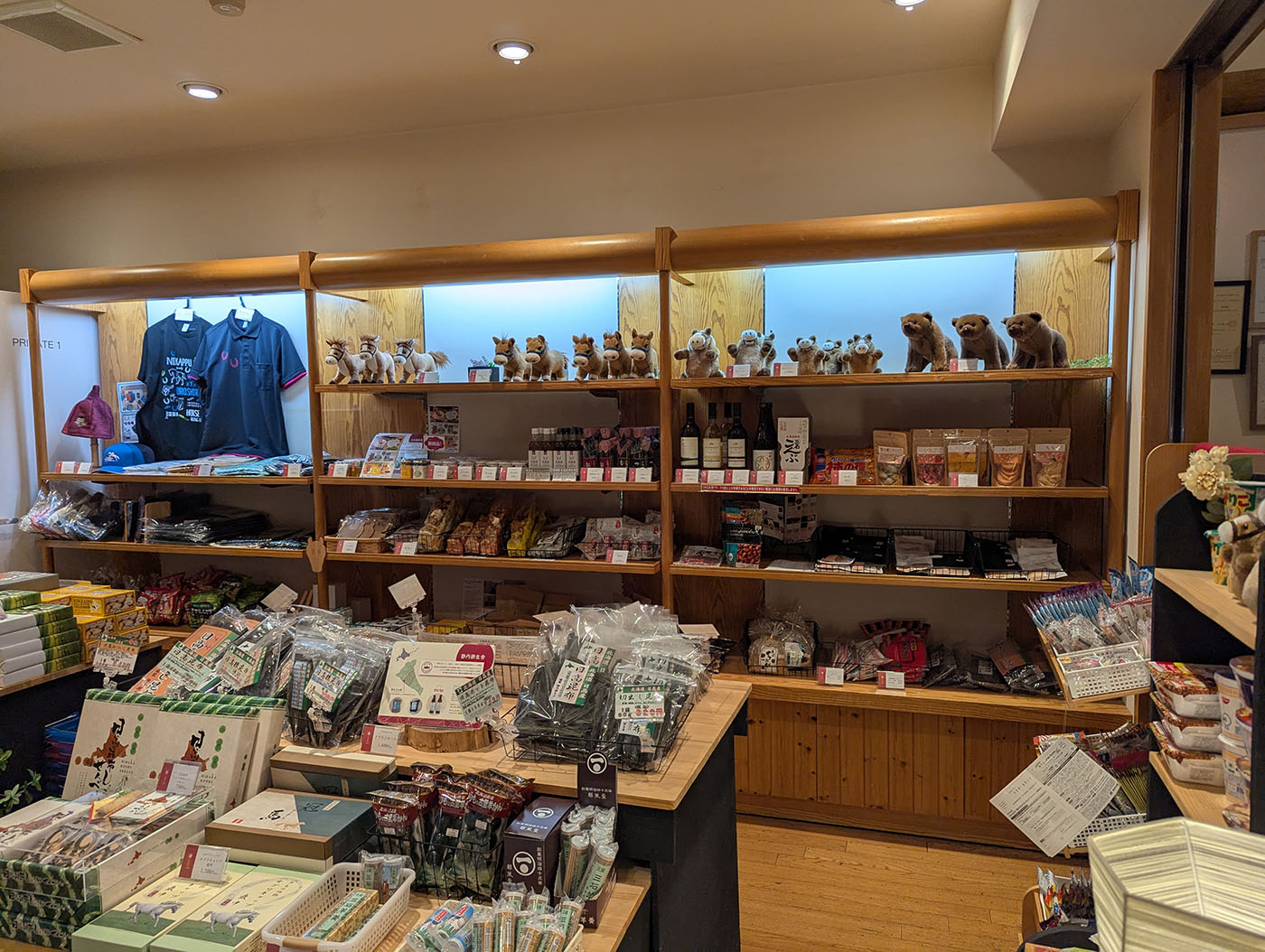 冠温泉の売店。お土産やぬいぐるみが棚に並んでいる