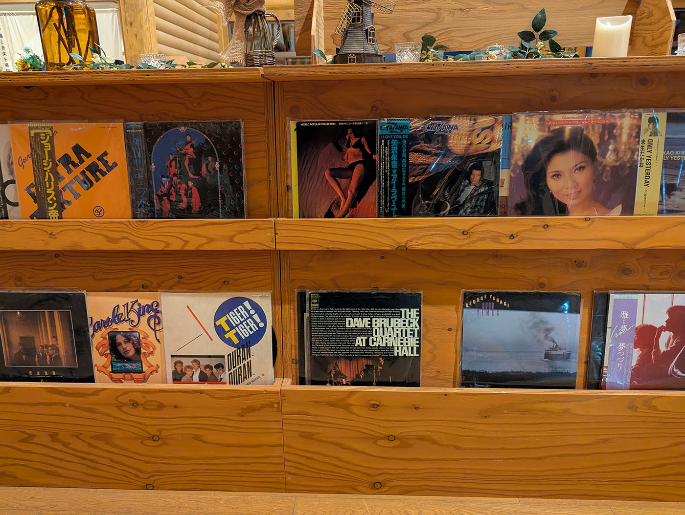 新冠温泉のレコード棚。上段には女性歌手やバンドのジャケットが並ぶ