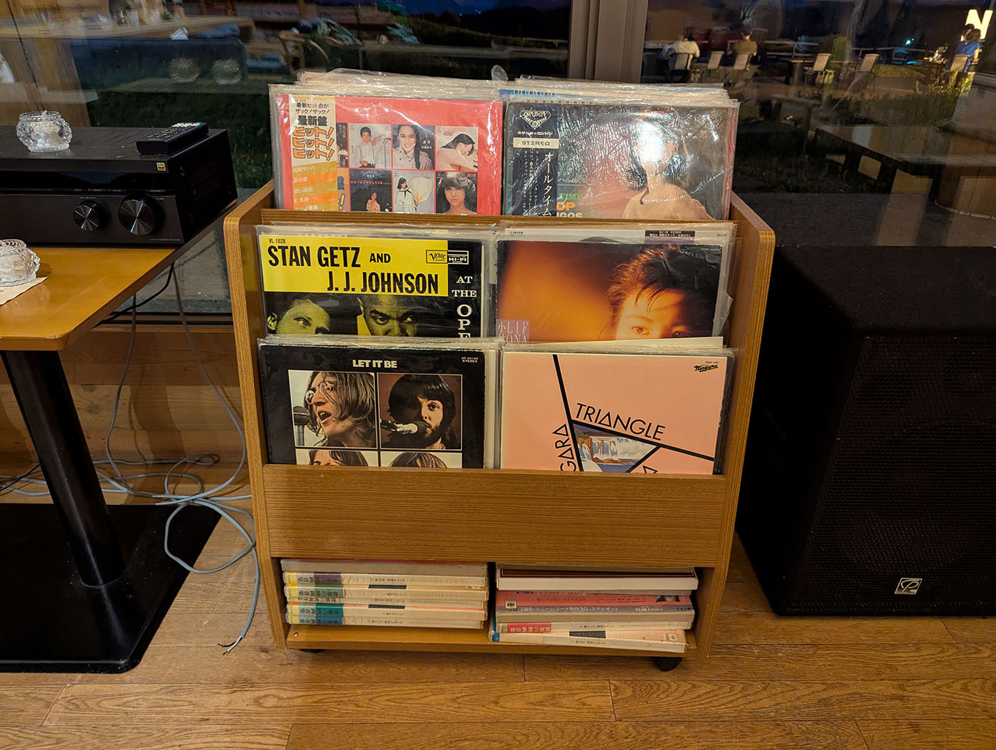 レコードラックに並んだ名盤たち。スタン・ゲッツやビートルズのジャケットが見える