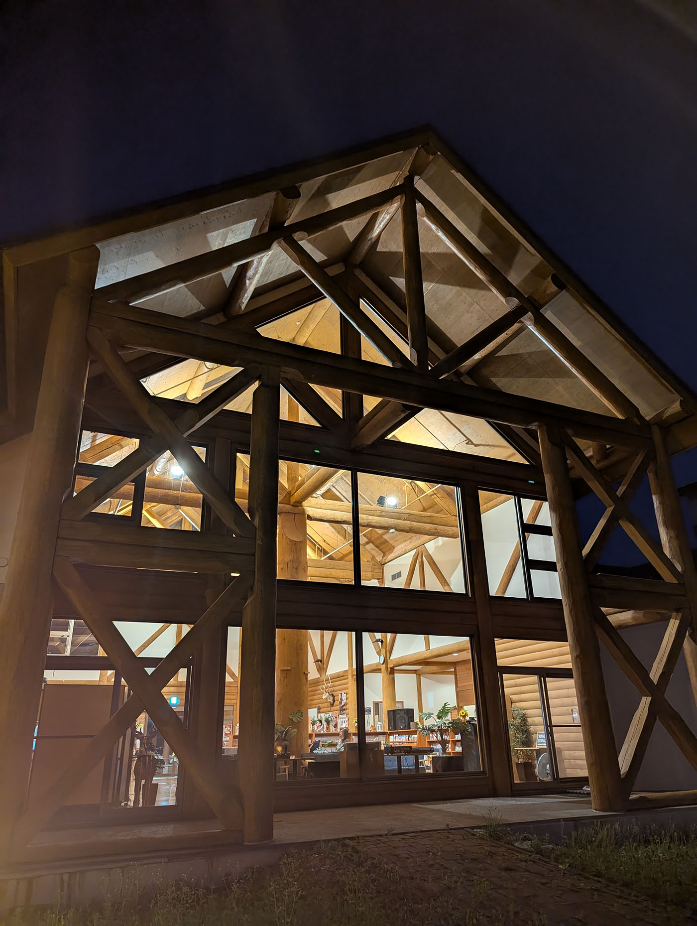 夜の新冠温泉の外観。ガラス越しにロビーが見える