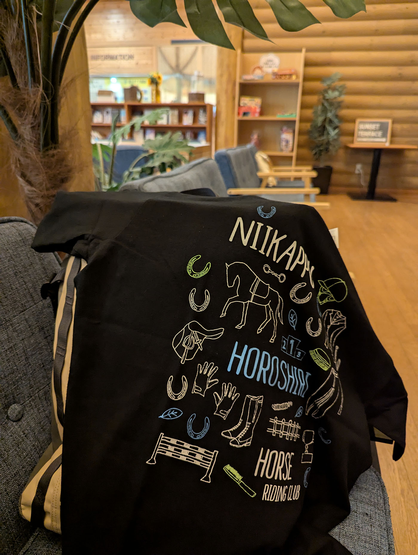 ソファに置かれた、新冠で買った馬のイラスト入りTシャツ