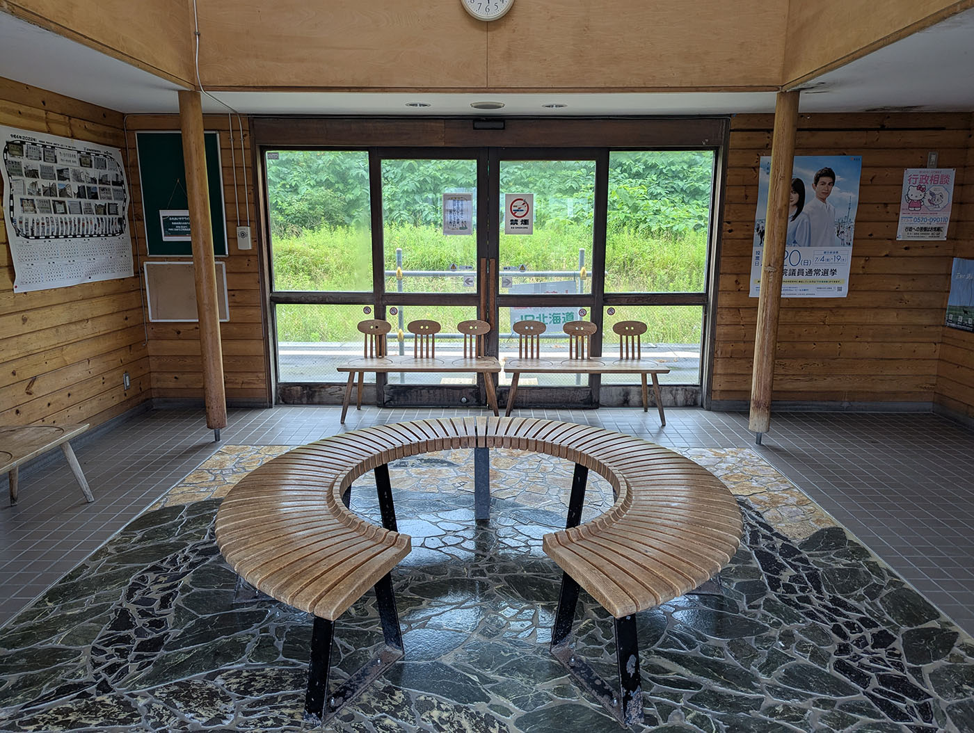 ふれあいサテライトみついし内部の丸いベンチと窓際の椅子