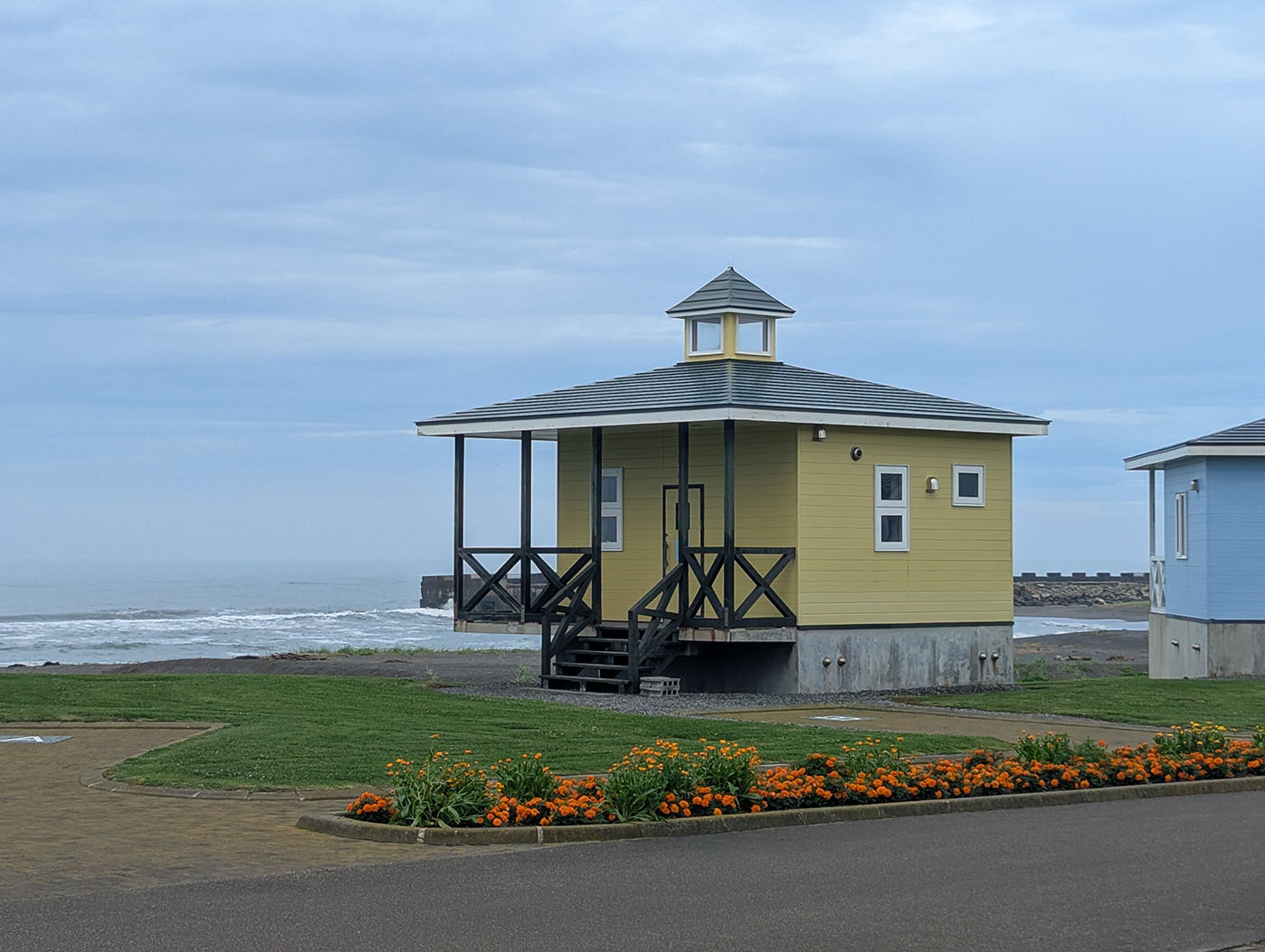 北海道三石キャンプ場の海沿いに建つ黄色いコテージ