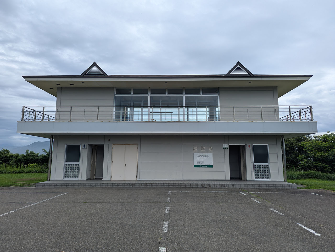 JRA日高育成牧場の展望台外観。トイレと案内板も設置されているモダンな建物。