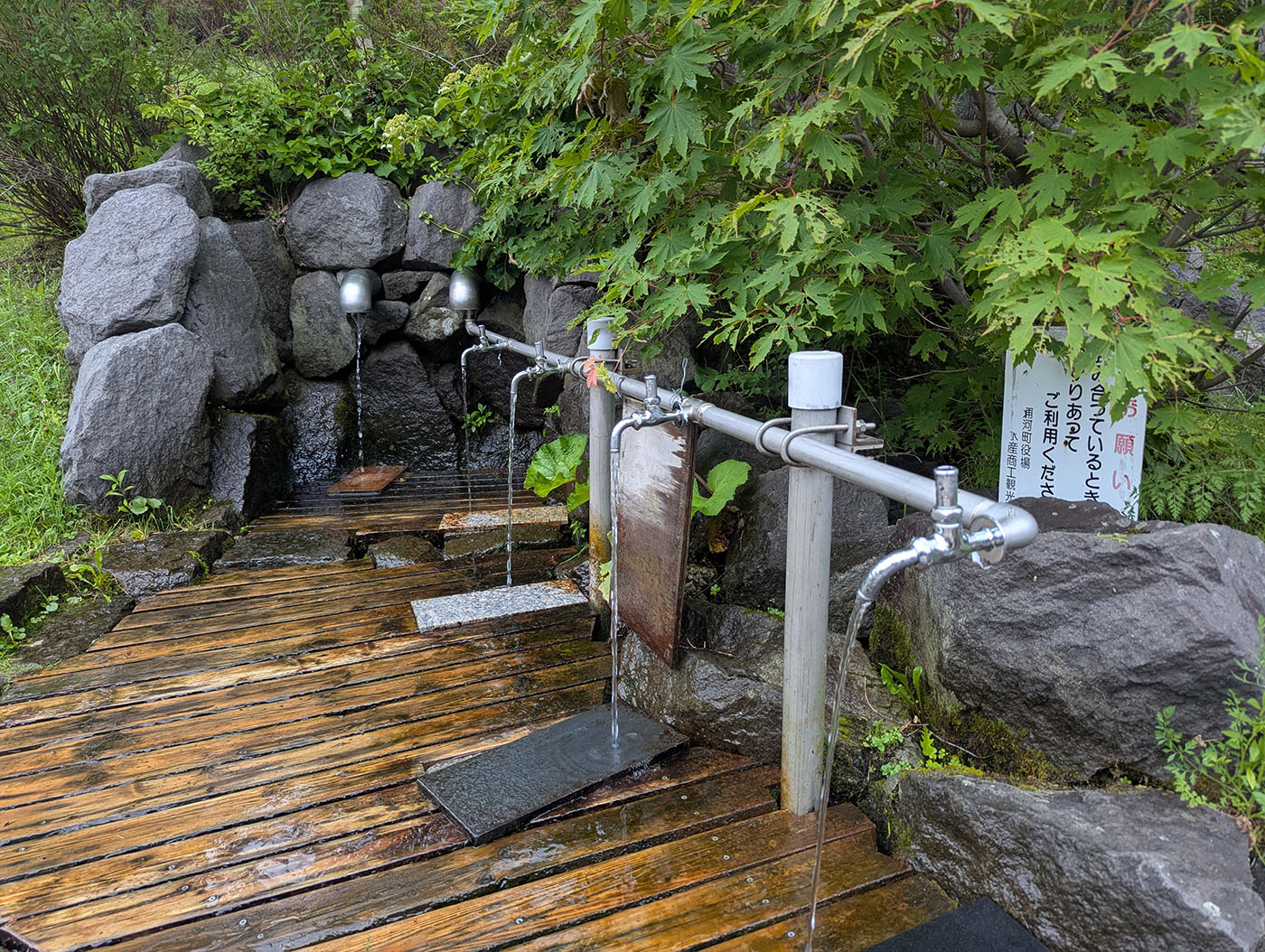 翠明橋公園にある湧き水の取水場