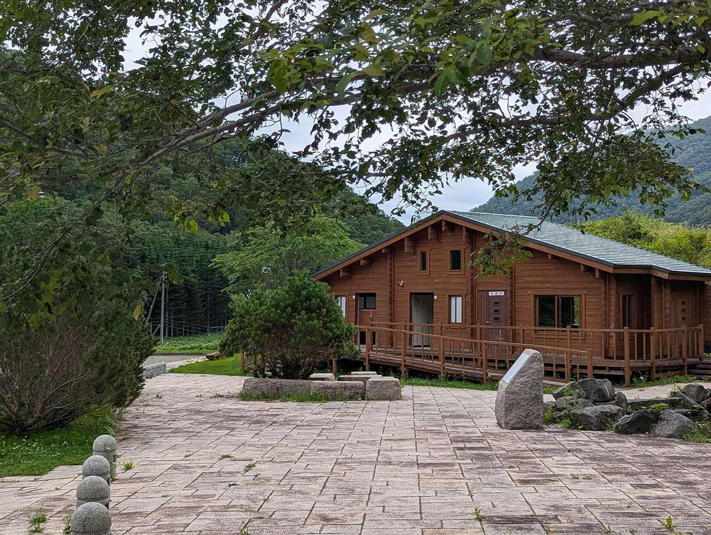 翠明橋公園の木造案内施設