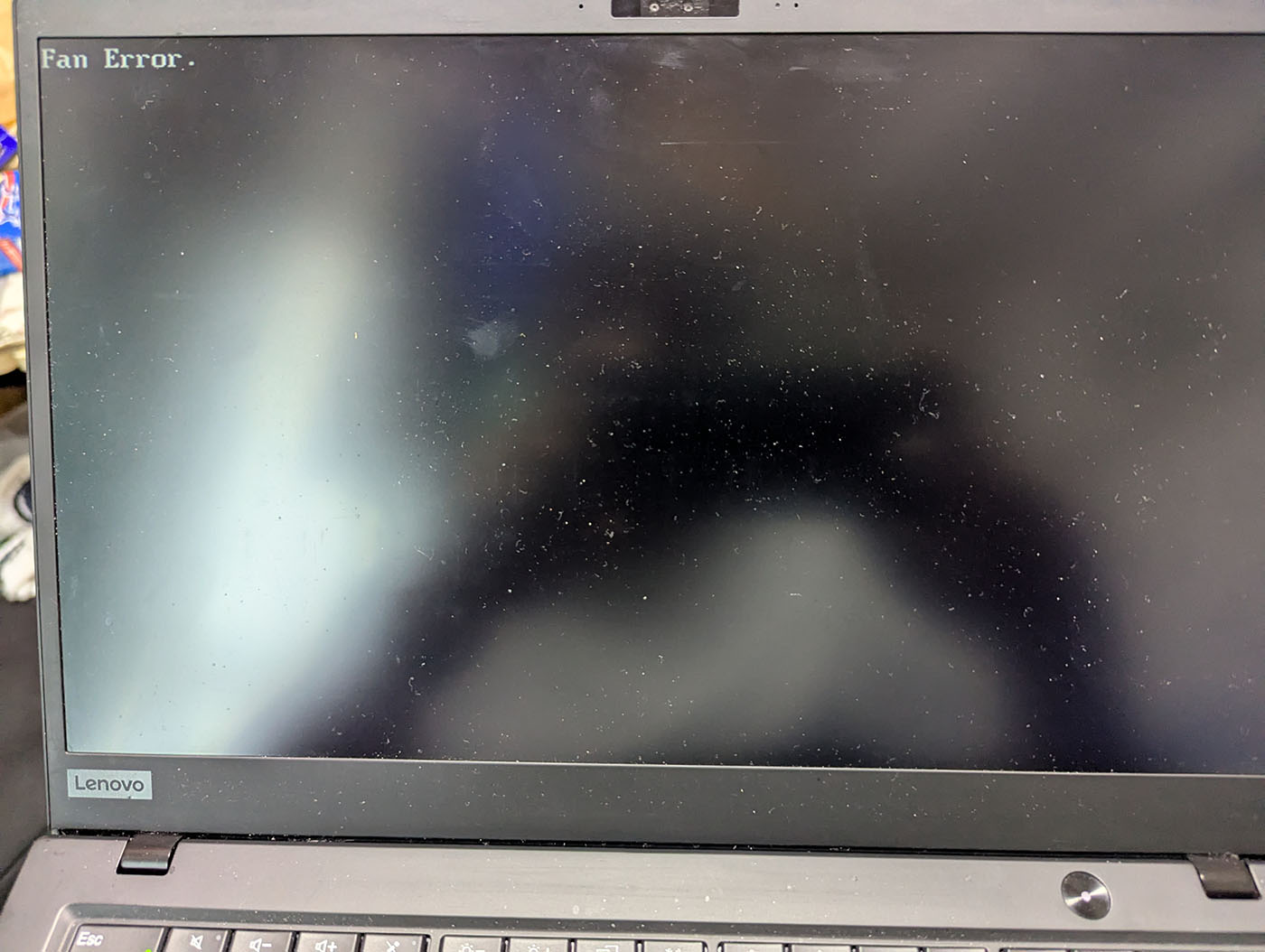 ThinkPad X1carbonが「Fan Error.」と表示され、起動できない状態の画面。