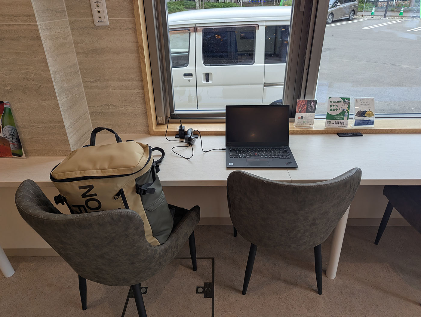 「十勝エアポートスパそら」館内のワークスペース。窓際カウンターに電源付きで、ノートパソコンを広げて作業できる環境。