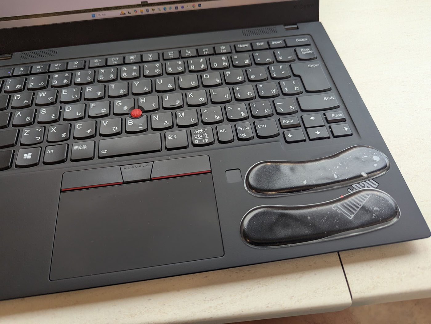 ThinkPadのキーボード右下に貼られた靴擦れ防止パッドと全体の配置がわかる写真