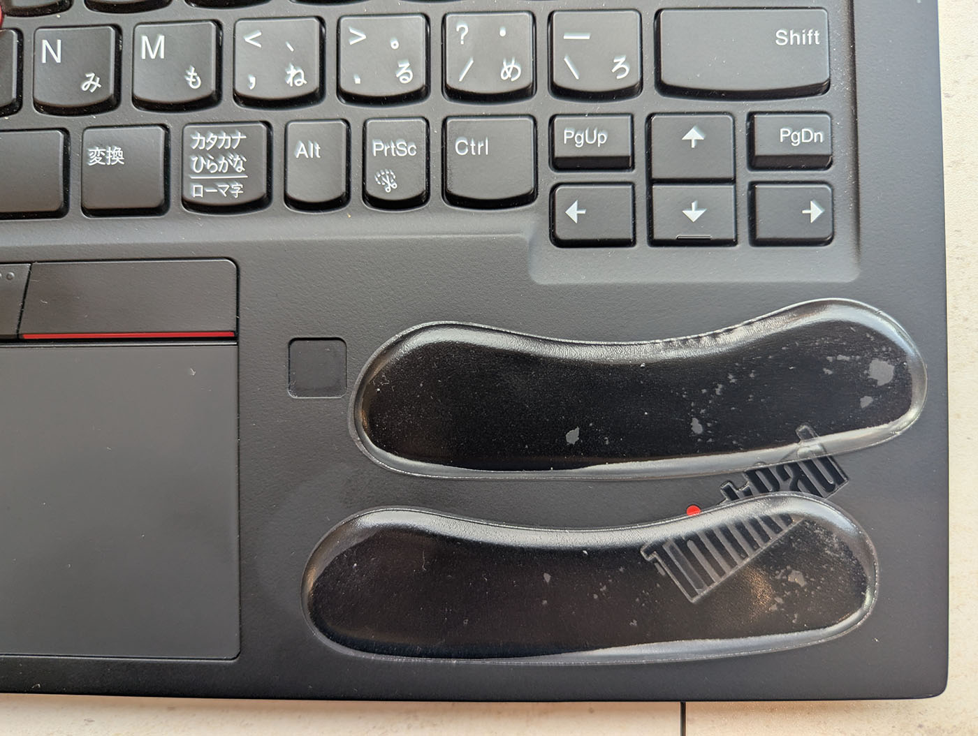 ThinkPadのパームレスト部分に貼られた2枚の靴擦れ防止パッドのクローズアップ