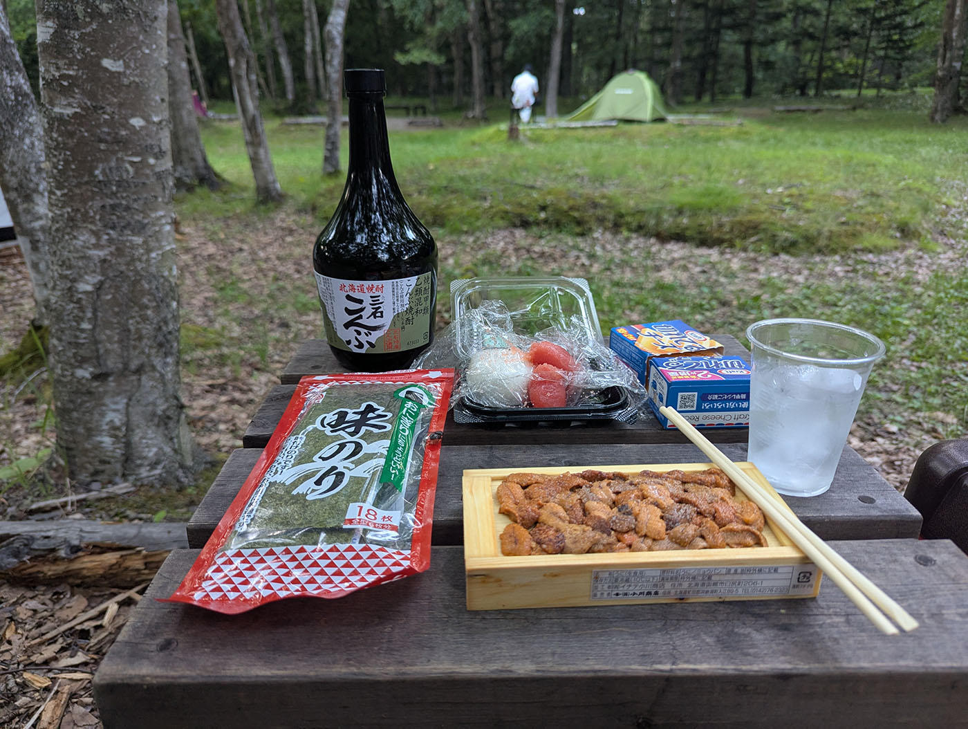 北海道産ウニや味のり、焼酎など晩酌セットが並ぶテーブル
