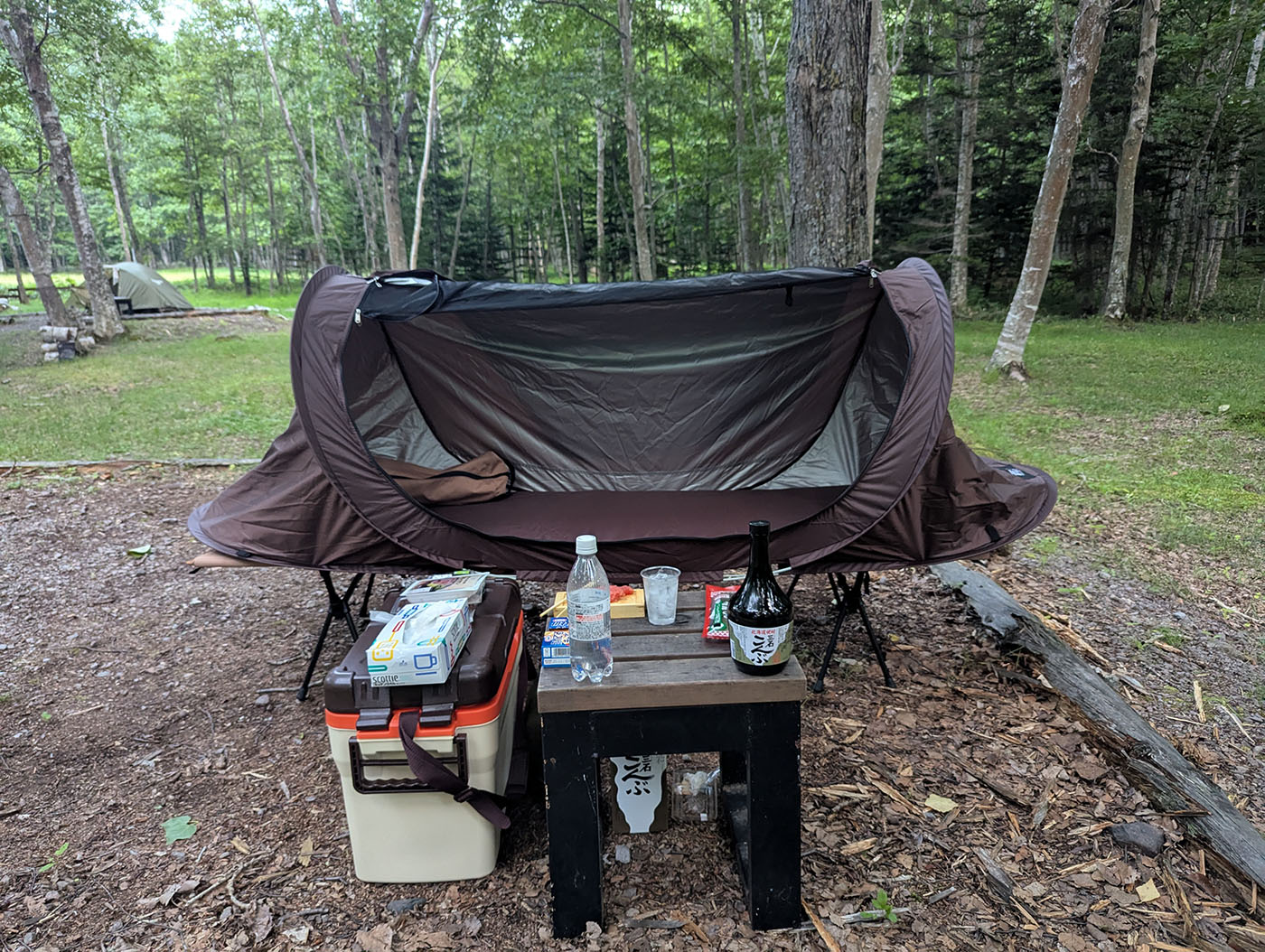 ジャンプテントとコットを組み合わせたソロキャンプの寝床と晩酌セット