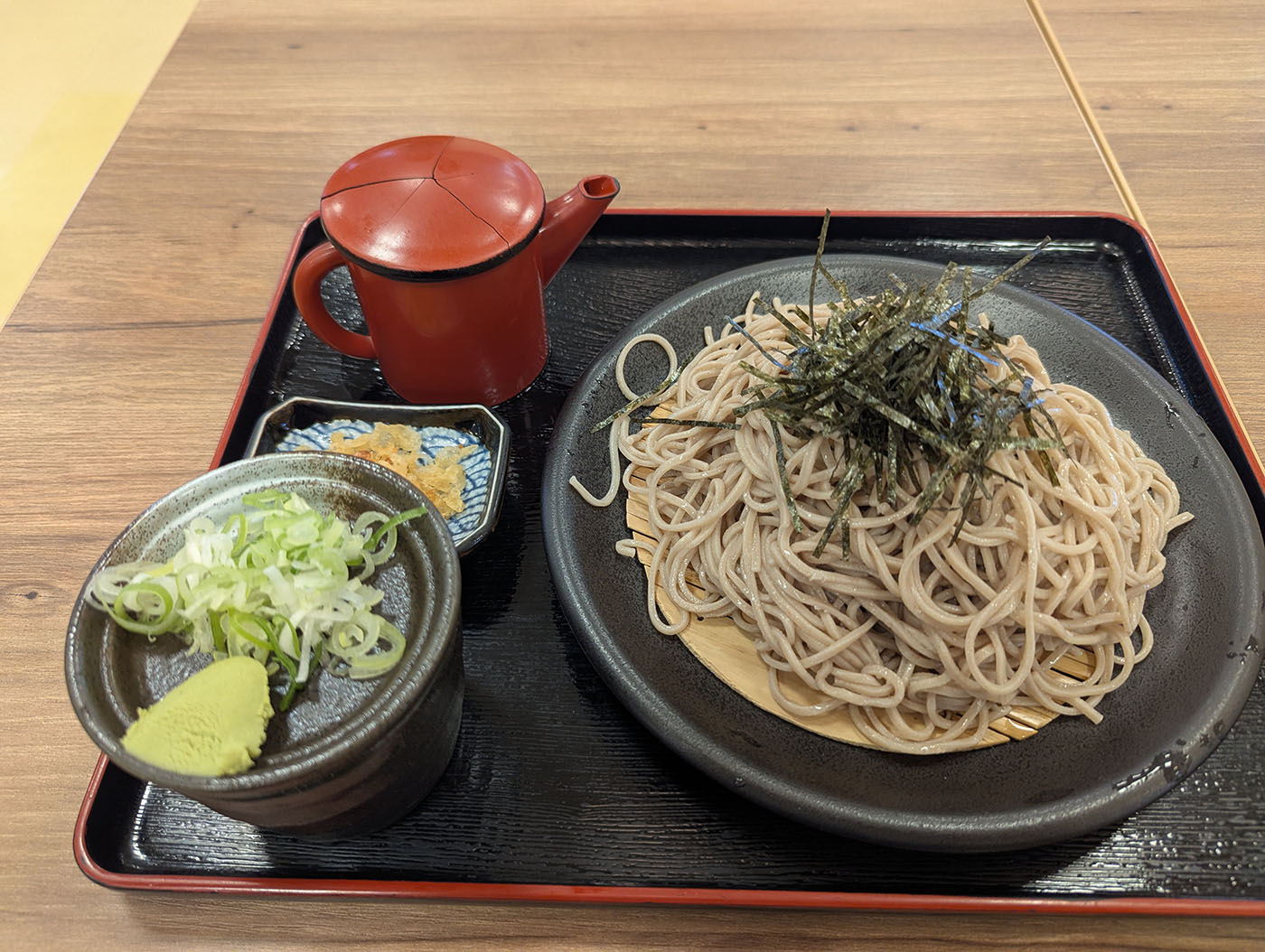 ざるそばと薬味、そばつゆが並んだ和風のお膳