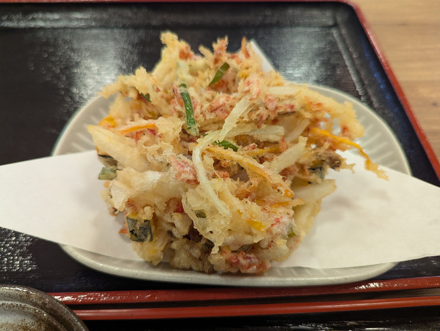 彩り豊かな野菜のかき揚げが小皿に盛られている