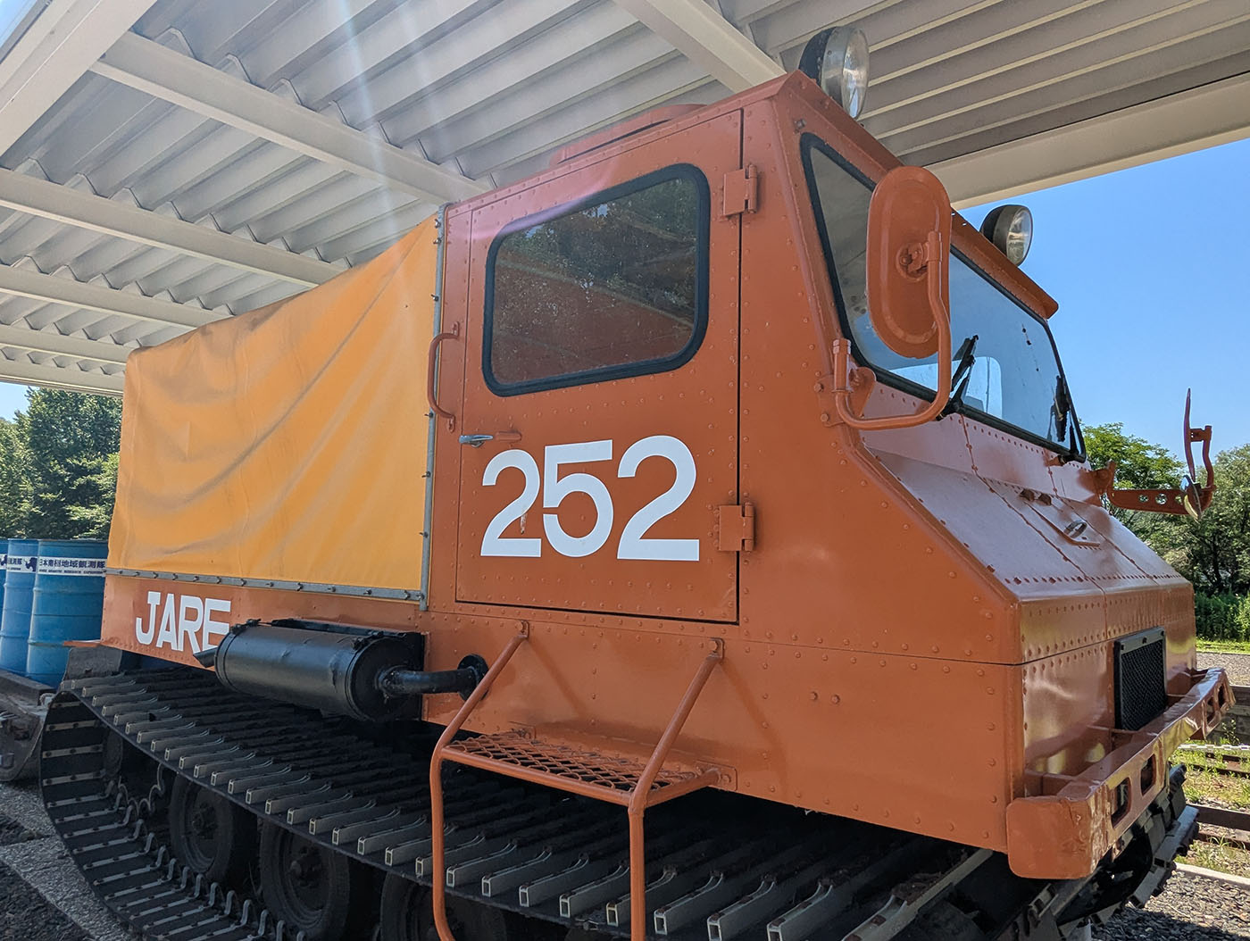 陸別町に展示されている南極観測用雪上車SM252を斜め前から撮影。オレンジの車体に「252」の番号が入っている。