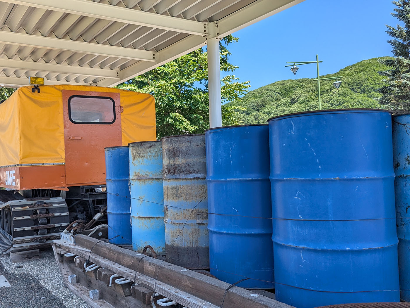 南極観測用雪上車SM252の後ろに積まれた燃料ドラム缶。雪上用の橇に固定されている。