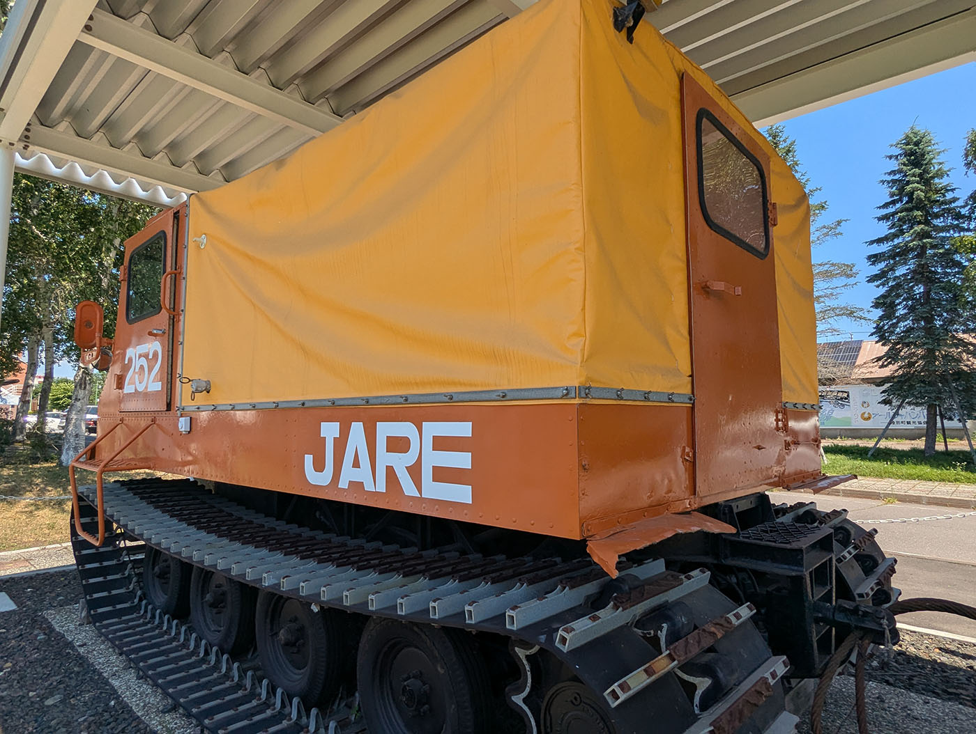 陸別町に展示されている南極観測用雪上車SM252の後方からの姿。黄色い幌とキャタピラが特徴的。