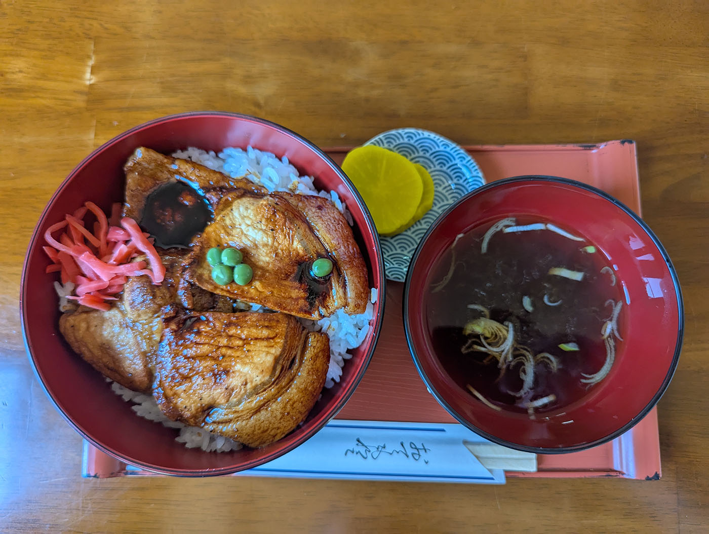 鹿追町のレストラン「すぽっと」で提供される豚丼定食。タレの絡んだ豚肉がご飯に乗り、味噌汁と漬物が添えられている。