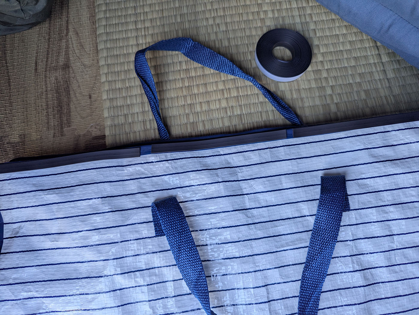 車中泊用の遮光対策として、マグネットテープとランドリーバッグを用意したDIY材料一式（ダイソー製）