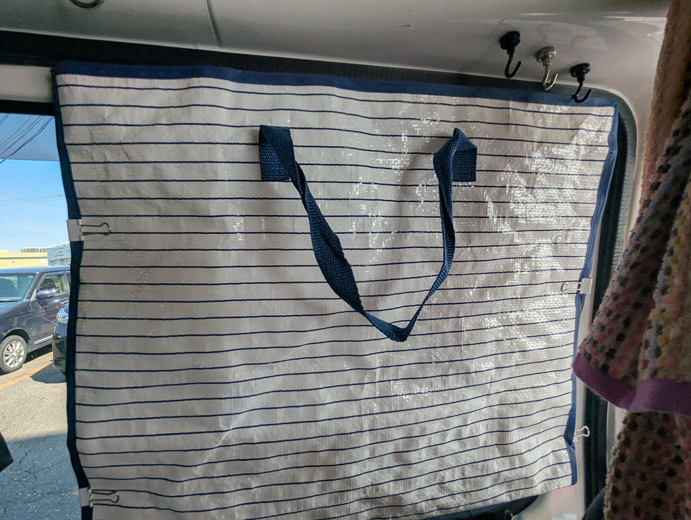 マグネットテープ付きのランドリーバッグをハイゼットカーゴの後部座席窓に貼り付けた遮光対策の完成形