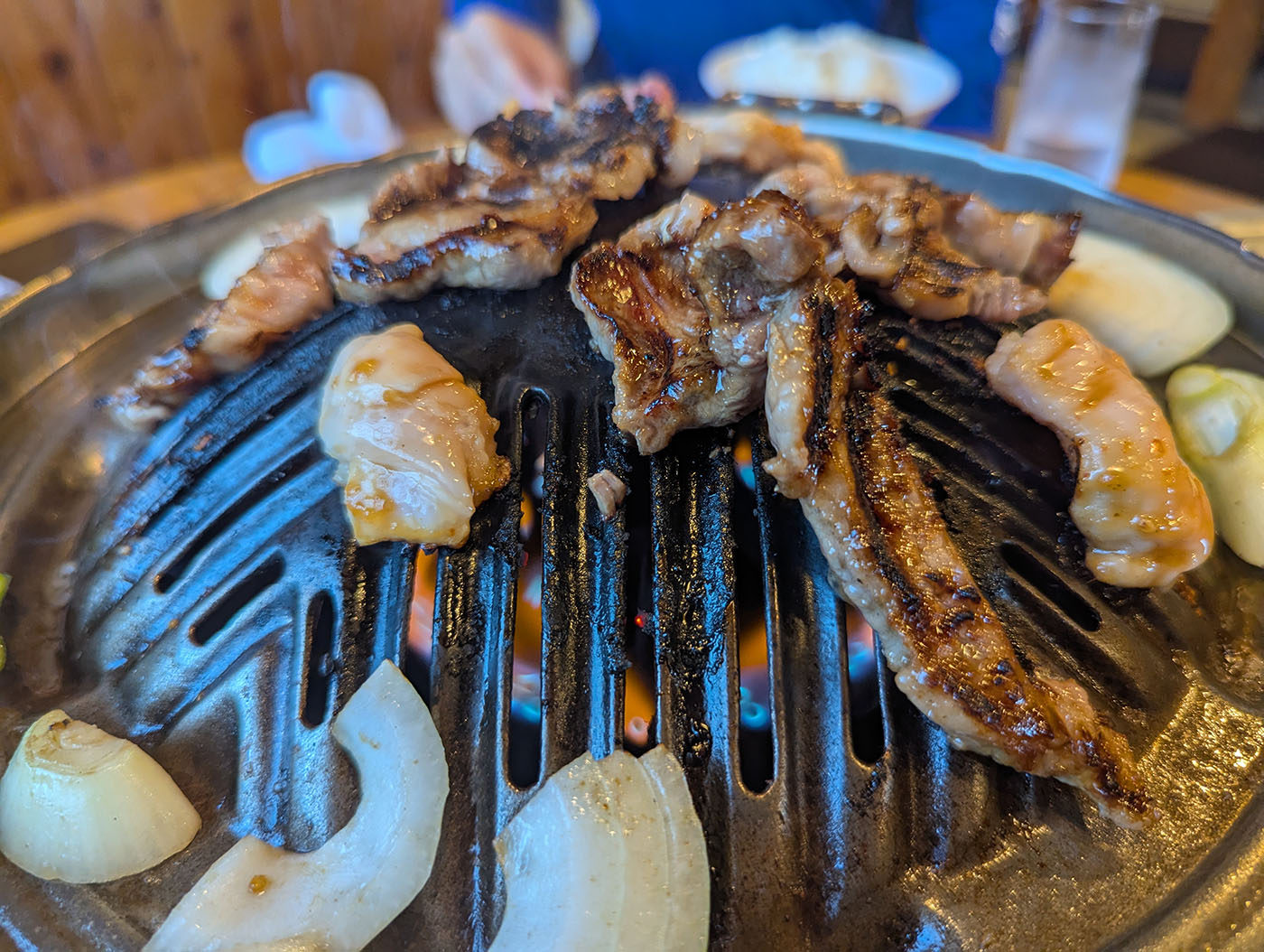 帯広のジンギスカン専門店「じんぎすかん北海道」で焼かれるラム肉とホルモン、鉄板の上でジュウジュウと音を立てる様子