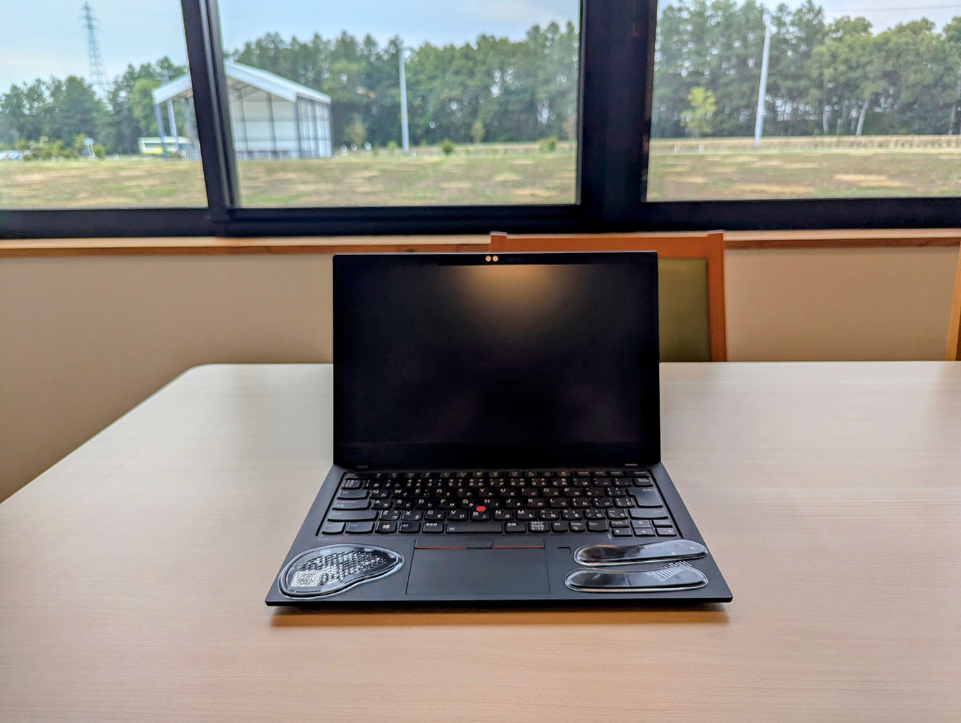 道の駅おとふけのフードコートで窓際に設置されたノートパソコン。外の景色を眺めながら作業できるワークスペース