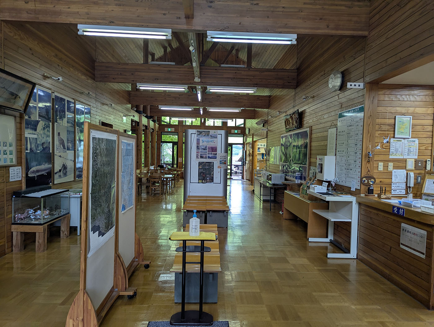 達古武オートキャンプ場のビジターセンター内部、展示資料と受付カウンター