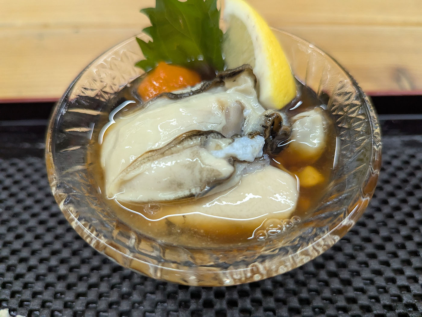 牡蠣酢。和商市場で楽しめる新鮮な海の幸