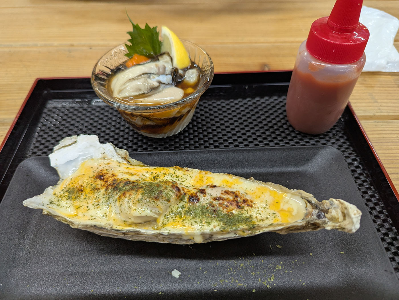 牡蠣のチーズ焼き。和商市場で楽しめる新鮮な海の幸