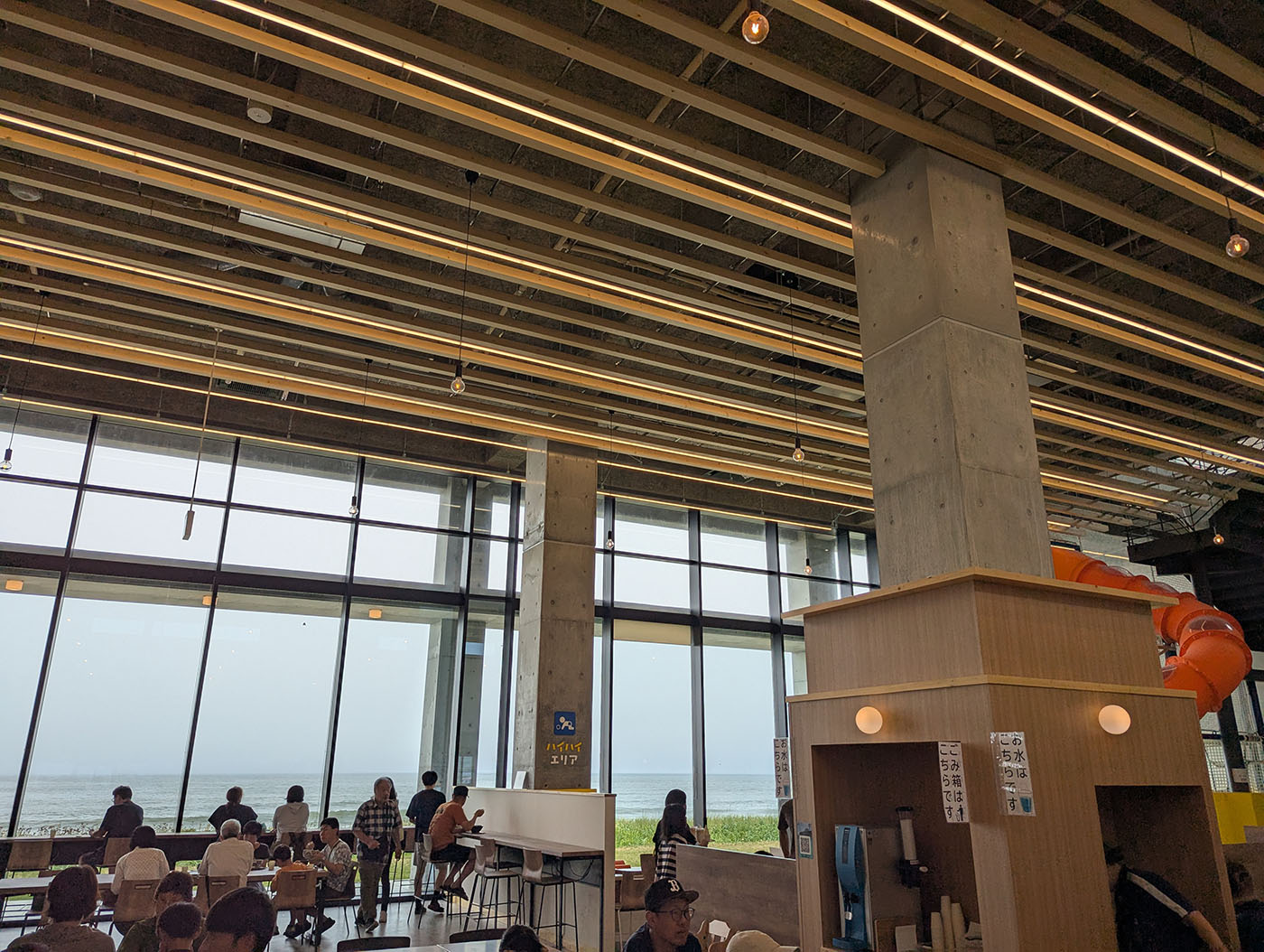 恋問館のラウンジと大きな窓から見える海