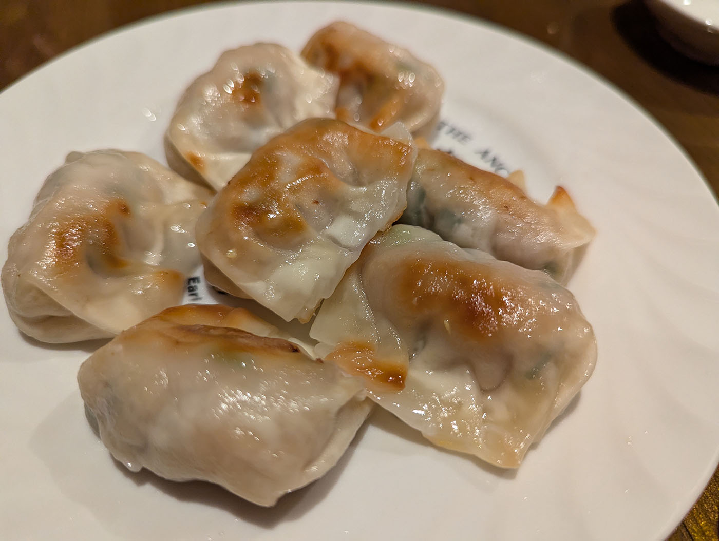 五三五の餃子。焼き目のついた小ぶりの餃子が皿に盛られている。