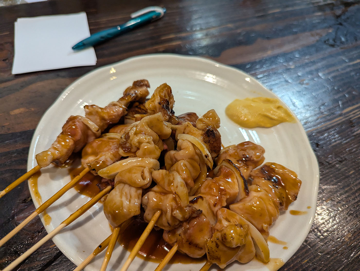 甘辛ダレをまとった室蘭やきとりの豚串と玉ねぎ