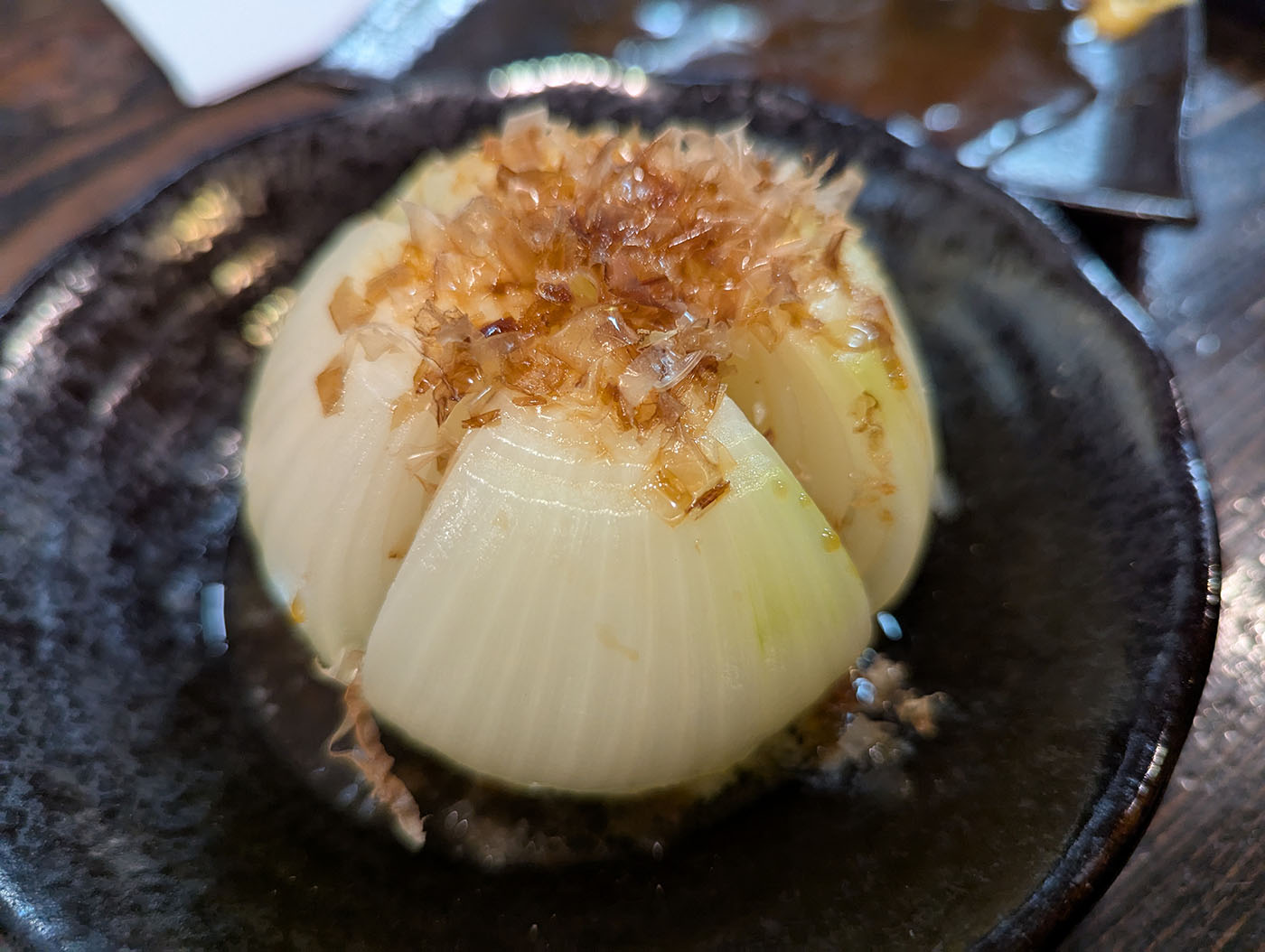 丸ごと玉ねぎにバターと鰹節をのせた玉ねぎバター