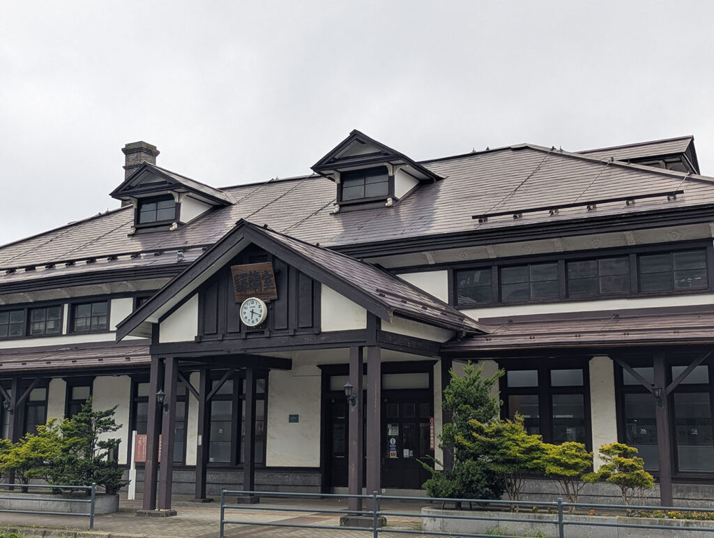 旧室蘭駅舎の外観。白壁と木造のコントラストが印象的な最古の木造駅舎