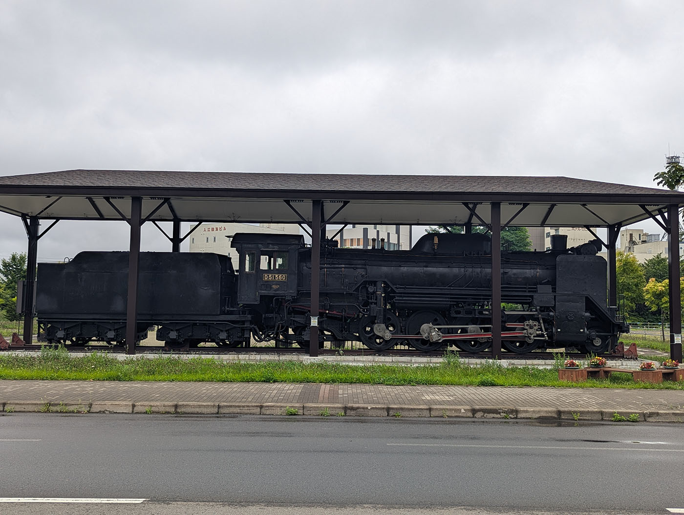 旧室蘭駅舎の隣に保存されているD51 560号機蒸気機関車
