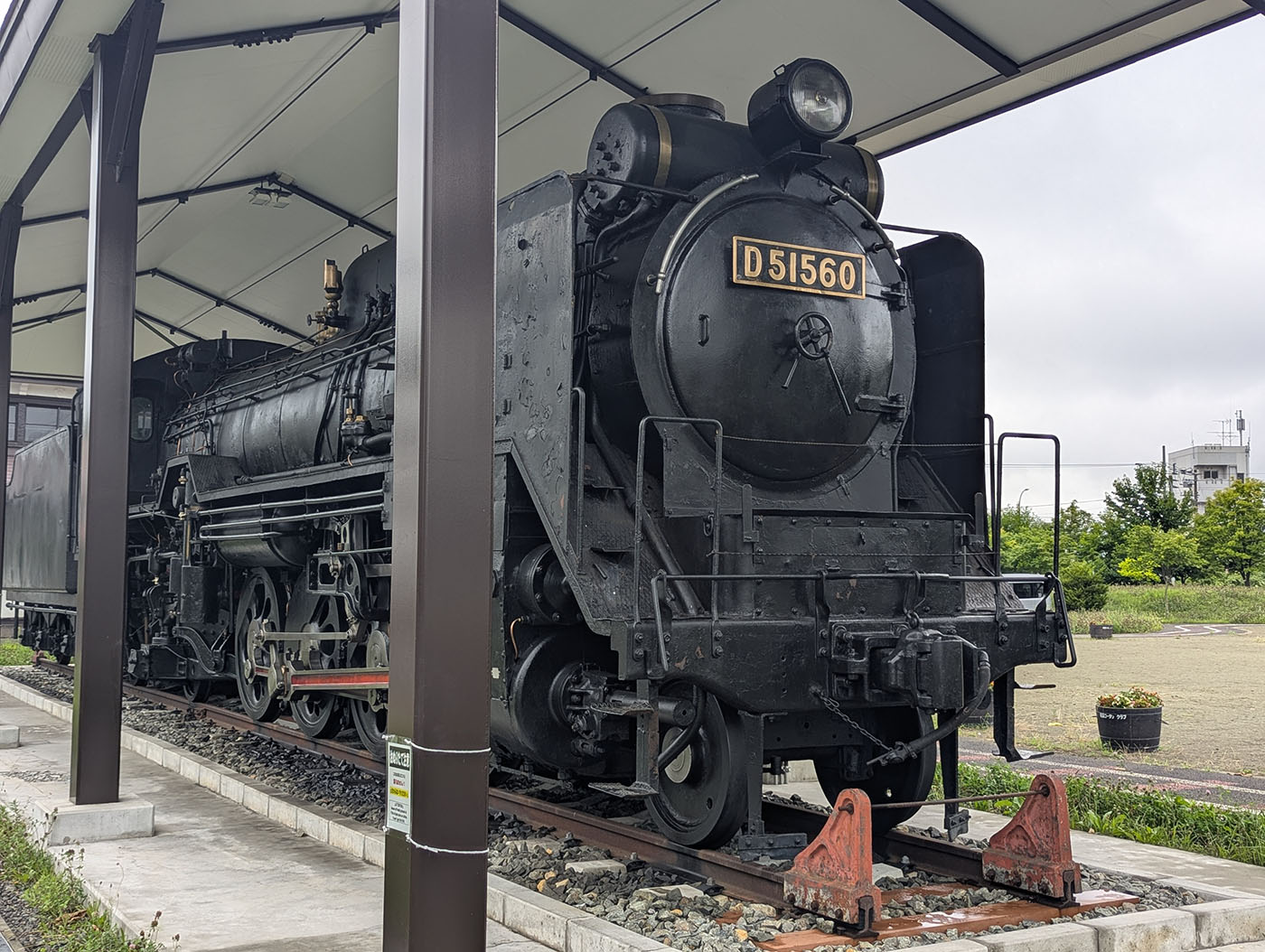 力強い姿を見せるD51 560号機の正面。車輪や連結棒の造形が迫力を伝える
