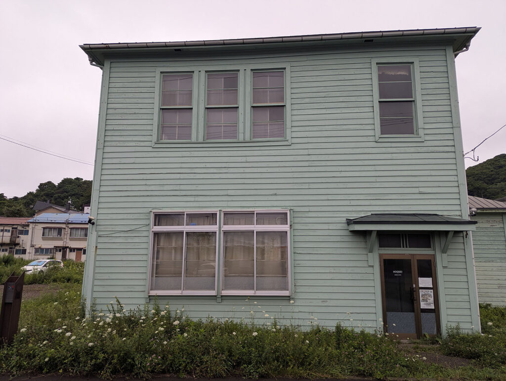 旧三菱合資会社室蘭出張所の正面外観。大正4年建築の木造2階建てで、今も当時の姿を残す